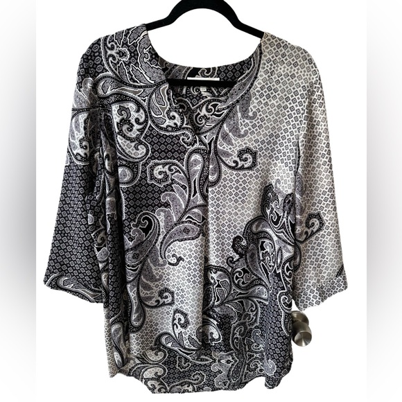 Rose & Olive Black and White Asymmetrical 3/4 Sleeve Blouse - Picture 1 of 11